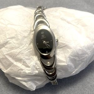 Vintage Women’s Silver toned stainless steel Watch with Beautiful bracelet style